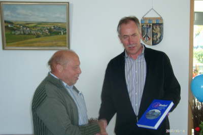14.10.2007: Hans Josef Knig erhlt als Sach Ehrenpreis eine Dillendorfer Chronik ...